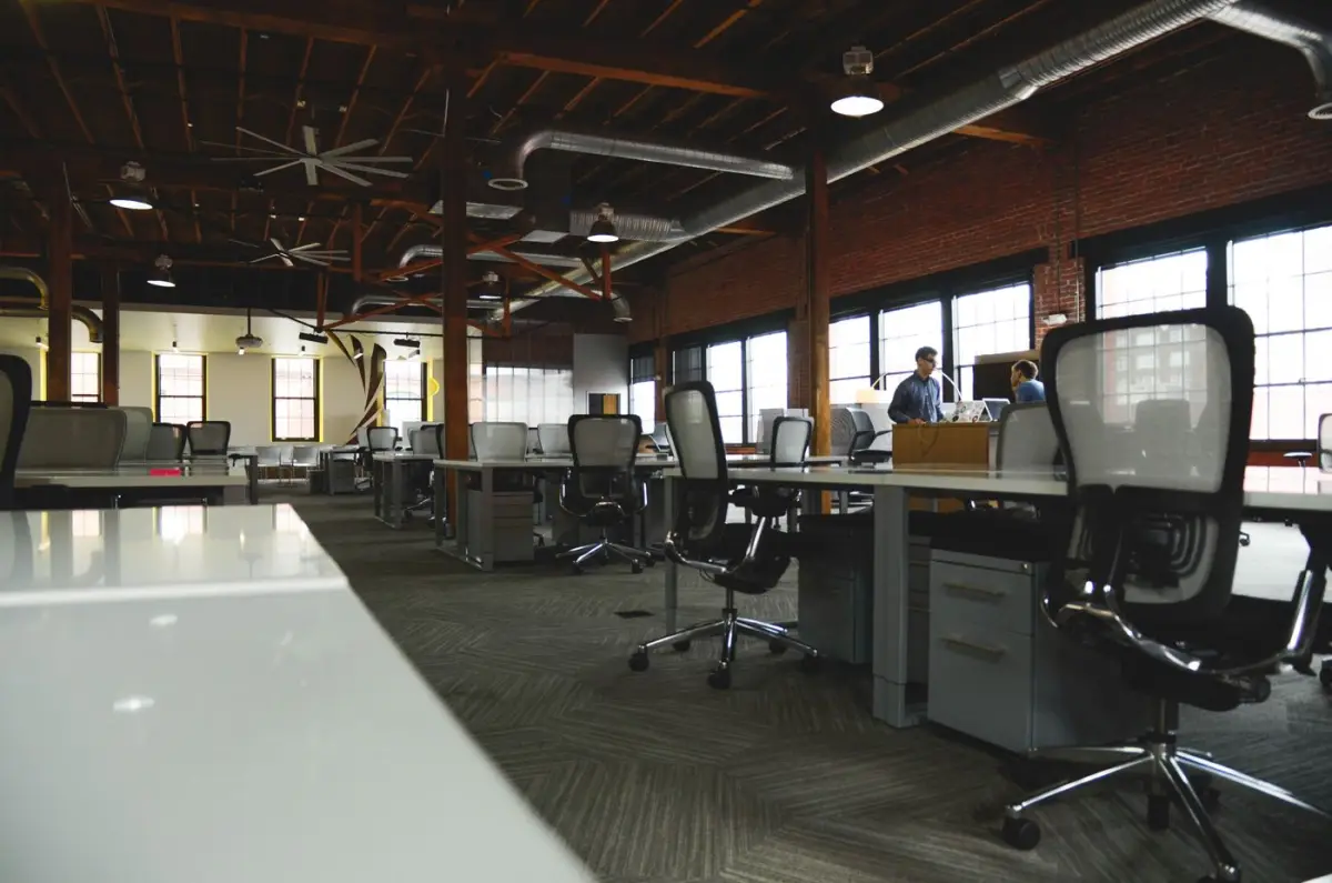 Espace de bureaux professionnel entretenu et lumineux